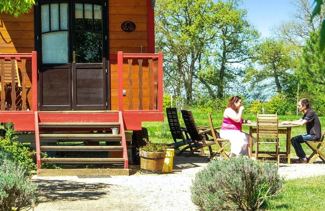 Homerez - Property for 2 ppl. with shared pool, terrace and balcony at Pauilhac