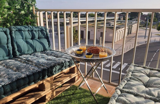 Homerez - Spacious Apartment in Carpentras with Balcony