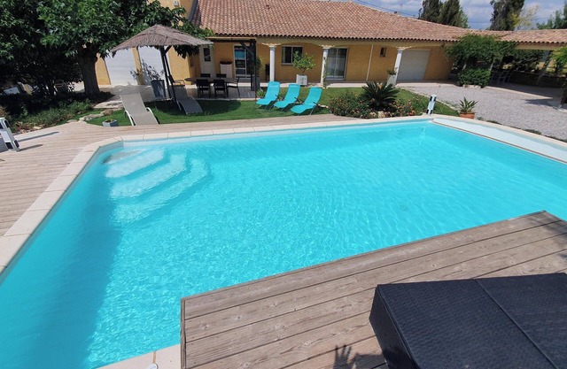 Homerez - Spacious villa in Béziers with private pool and jacuzzi