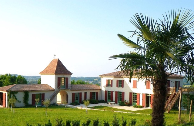 Homerez - Villa for 18 ppl. with swimming-pool and terrace at Villeneuve-sur-Lot