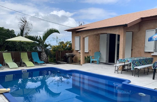 Homerez - Villa 15 km from the beach for 11 pers. with swimming pool in L'Étang-Salé