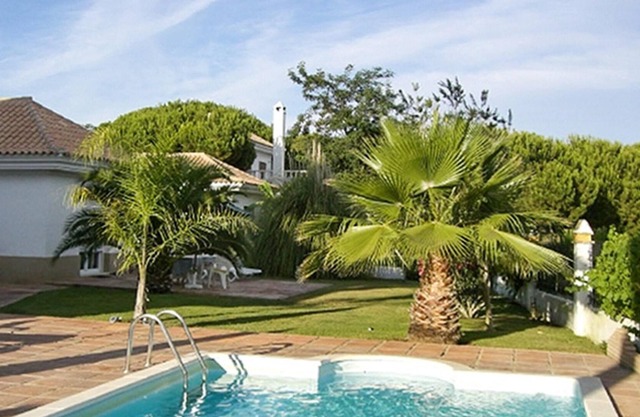 Homerez - Villa 500 m away from the beach for 6 ppl. with shared pool and garden