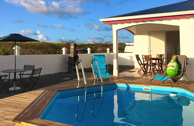 Homerez - Villa for 5 pers. with swimming pool, garden and terrace in Le Moule
