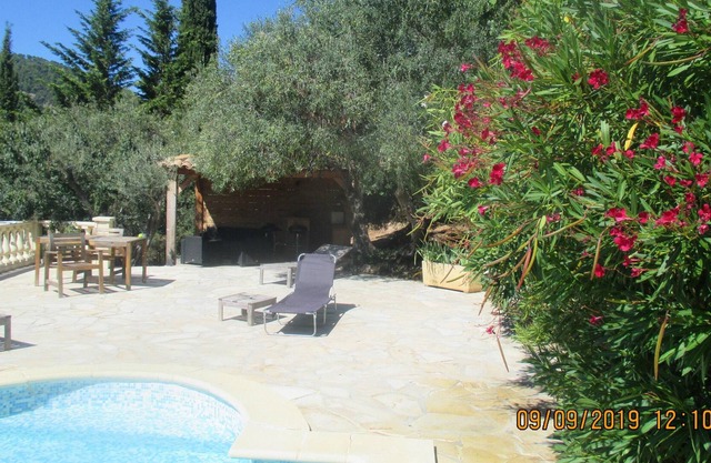 Homerez - Villa for 6 ppl. with swimming-pool, garden and terrace at Claviers