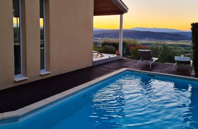 Homerez - Villa for 8 ppl. with swimming-pool, terrace and balcony at Villeneuve