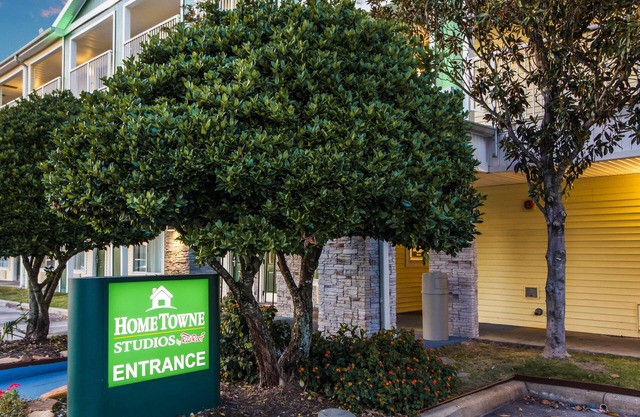 HomeTowne Studios by Red Roof Houston - West Oaks/Energy Corridor