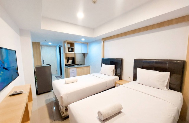 Homey And Comfortable Studio At De Prima Apartment