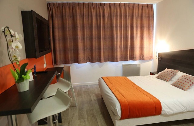 Homey Studio: Paid Breakfast & Metro Nearby - Enjoy Parisian Trip!