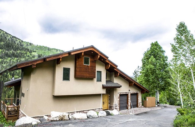 Honeycomb View by Cottonwood Lodging