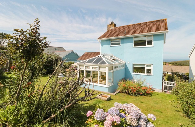 HONEYCROFT, pet friendly, character holiday cottage in Boscastle