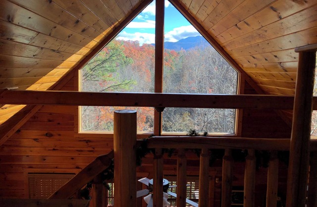 Honeymoon cabin Loft BRM view of Mt LeConte 2 bath No Pets No Smoking