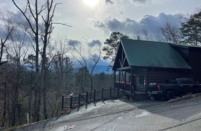 Honeymoon/Romantic Getaway - Gated Community- Private Hot Tub w/Mountain Views