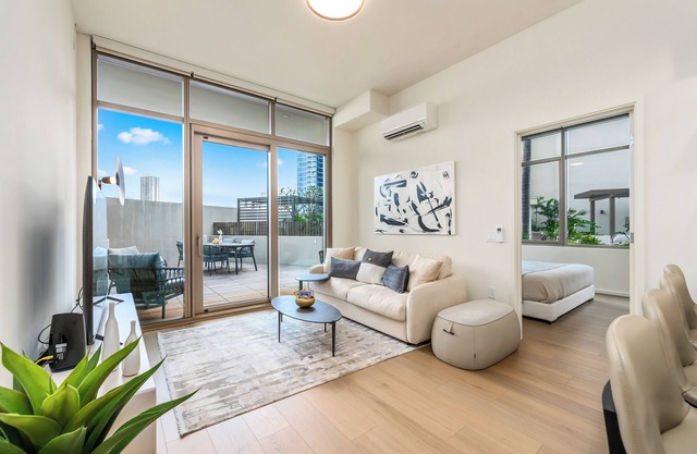 Honolulu Luxury Condo w/Resort Amenities & Private Courtyard Access