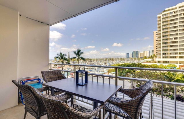Honolulu Studio w/Ocean View: Parking Included!
