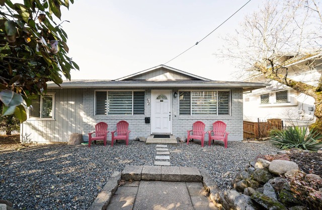 Hood Haven ~ Cozy 2-bedroom house in charming Downtown Hood River