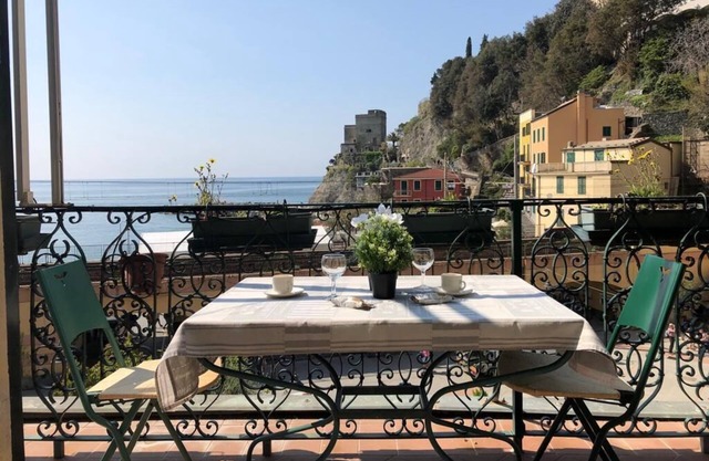 Horizon over the sea, in the center of the 5 Terre