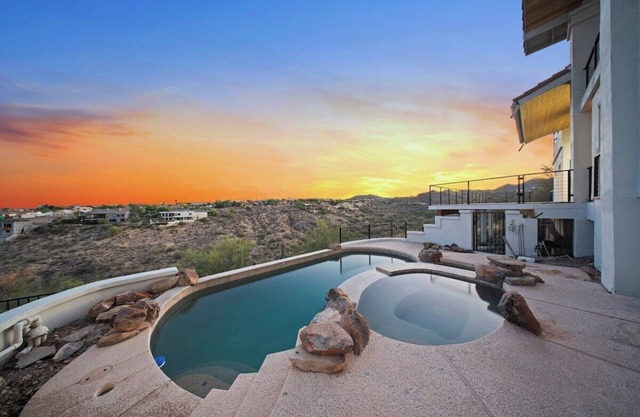 Horizons & Sunsets 5BR Retreat House