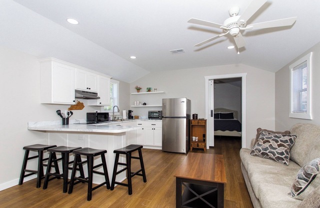 Horse and Bourbon Lover’s Farm Cabin - 2 bed/2 bath in Versailles, KY