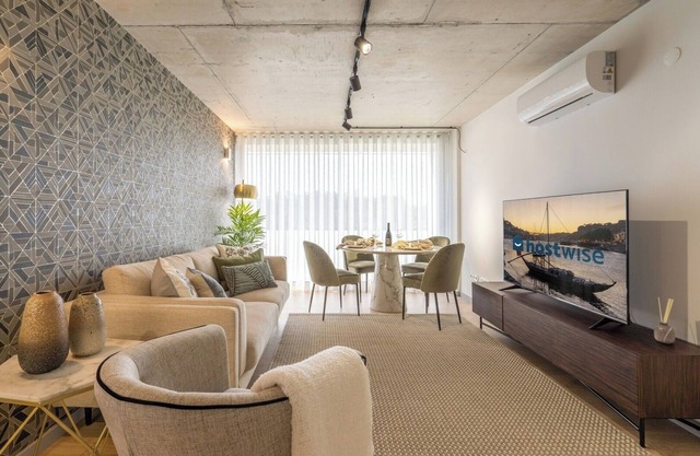 HostWise - Luxurious Apartment w/Balcony and Pool