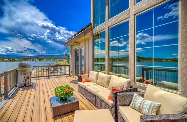 Hot Toddy: Lakefront Beauty w/Hot Tub, Fireplace, Games, Paddleboards, 6 Min to Uptown, Lake Access