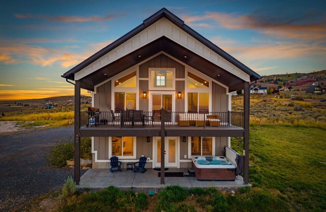 Hot Tub! Arcade Games! Views! Ideal Beach! Hillside Retreat!