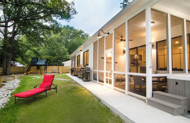 Hot Tub + Bonfires on main Lake Shafer Waterfront