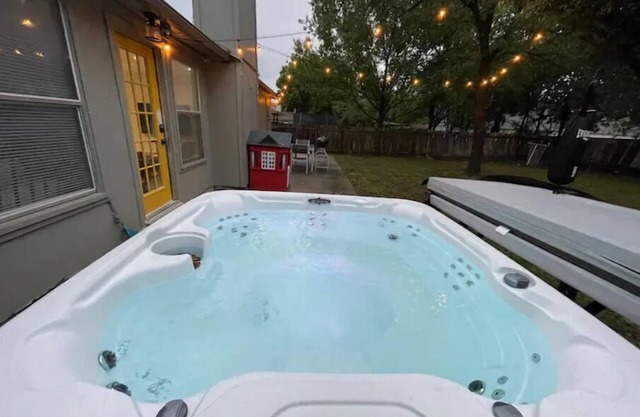 *hot tub cozy 4br near Austin foosball/shuffle