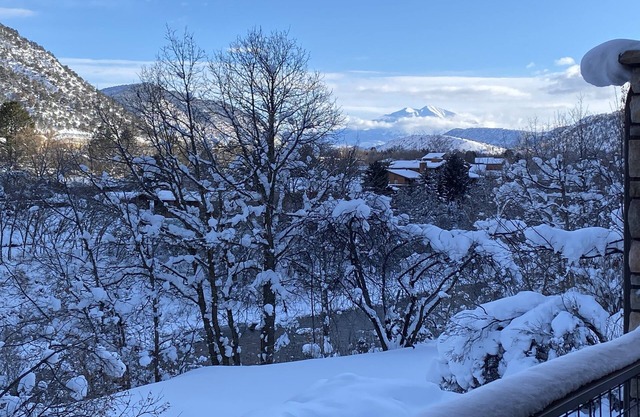 Hot Tub & Fire-Pit on the River with Mountain Views, Minutes to Downtownn