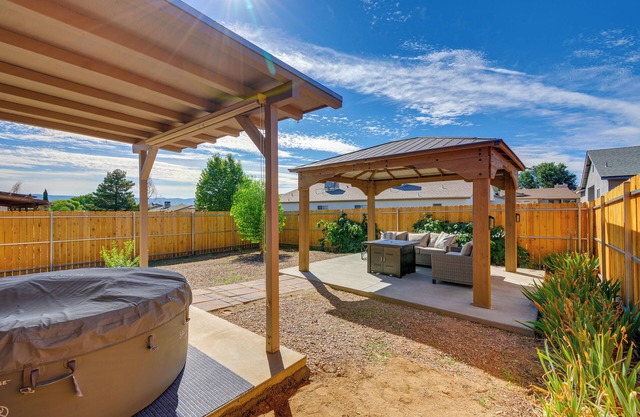 Hot Tub & Fire Pit: Prescott Valley Retreat!