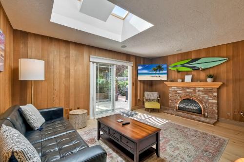 Hot Tub, Fire Pit, BBQ, Shuffleboard, Walk To Beach