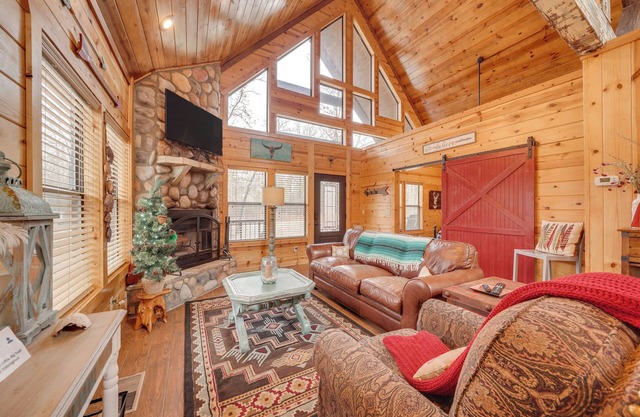 Hot Tub + Fire Pit: Broken Bow 'Honeymoon Cabin'