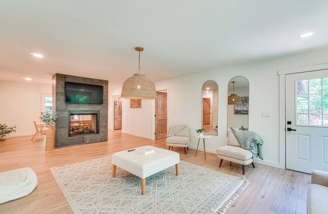 Hot Tub + Fire Pit: Peaceful Gatlinburg Getaway!