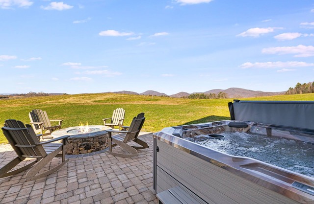 Hot Tub, Fire Pit & Mountain Views | Near Hendersonville + Biltmore Pass