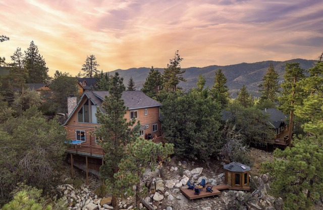 Hot Tub, Foosball, Ping Pong + BBQ Grill | 10mins to Bear Mountain | Tanglewood