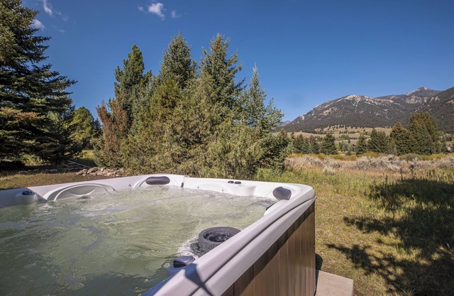 Hot Tub, Nordic Ski Access, Pet Friendly!