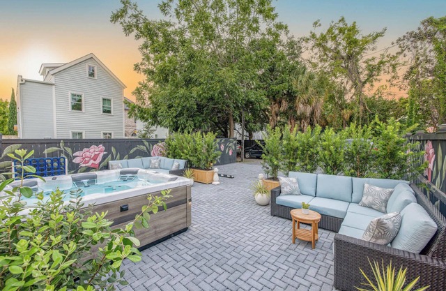 Hot tub & Parking - 3 Blocks to King!