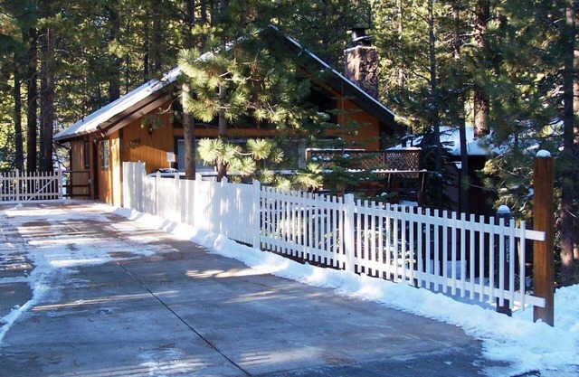 Hot Tub - Pool Table - Spacious Family Friendly Cabin
