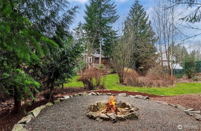 Hot-Tub, Seconds to Lake Tapps, Huge Backyard, Fire-pit, Pet & Family Friendly!
