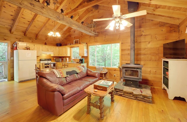 Hot Tub Soaks + Fireside Relaxation! Marion Cabin