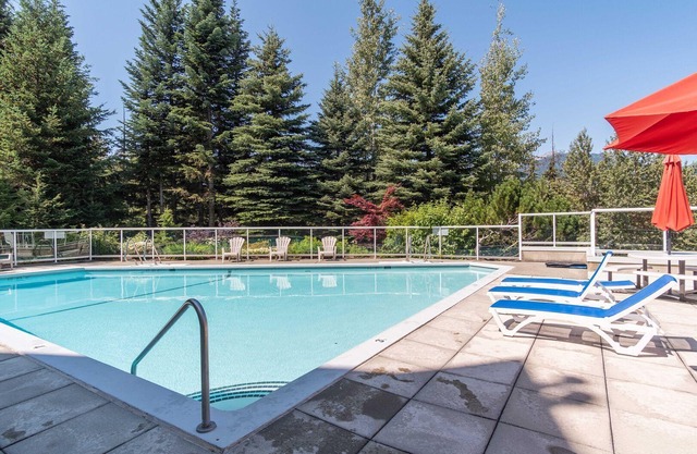 Hot tub | Steps to Blackcomb | Free parking