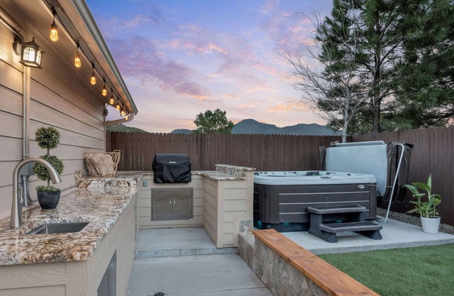 HOT TUB - WALK TO FOOD, POLAR EXPRESS, DOWNTOWN. CLOSE TO GRAND CANYON! DOGS OK