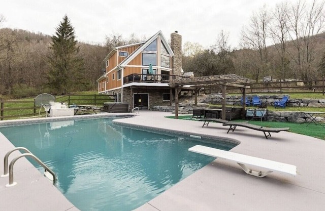 Hot tub year round, Pickleball, Sleeps 10, Seneca Wine Trail nearby