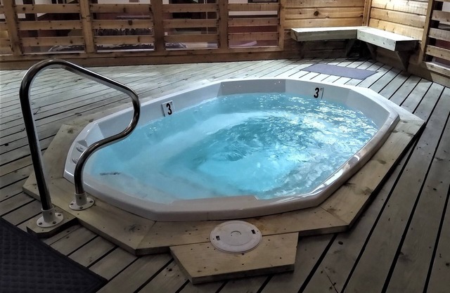 HOT TUBS! Family-Friendly 3 Minute Walk 2 Slopes 1BR/1BTH [Max Occup 4 adults]