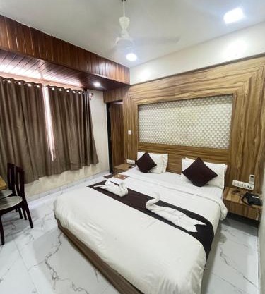 Hotel Bansuri I opposite shreenathji temple 80mtr away 966o9o1oo6