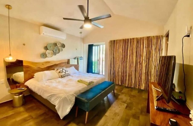 Hotel downtown Cancun, great location! Private room.