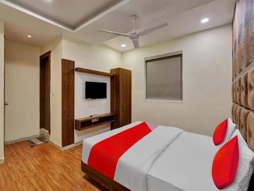 Hotel O VR INN Makar Pura Railway station