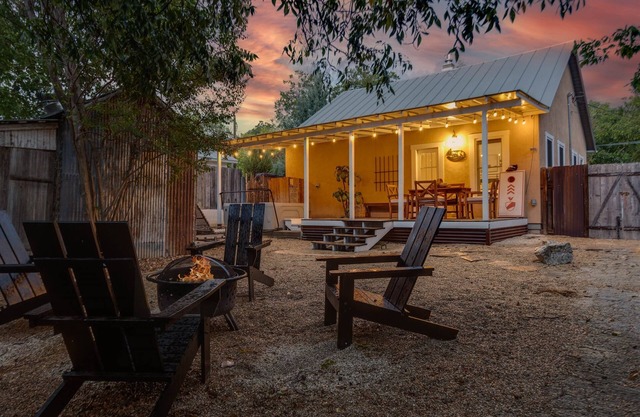 Hottub.Romantic Cottage.Private.Walk to Main.