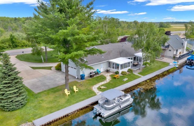 Houghton Lake Getaway w/Pontoon