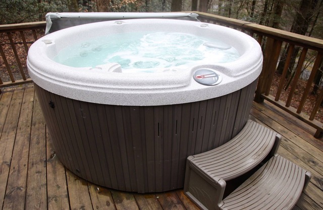 Hounds Retreat Pet Friendly, Wood Fireplace, HotTub, WiFi, Decks