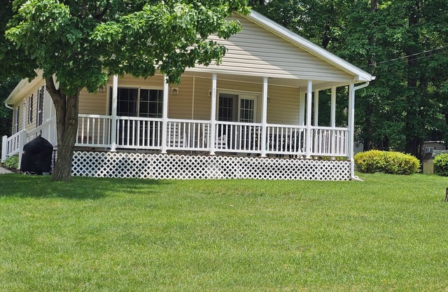 House 1/4 mile from Silver Lake State Park